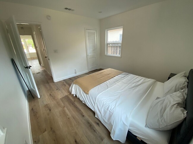 Building Photo - UNFURNISHED- 3B2B House in Toluca Lake/NoHo