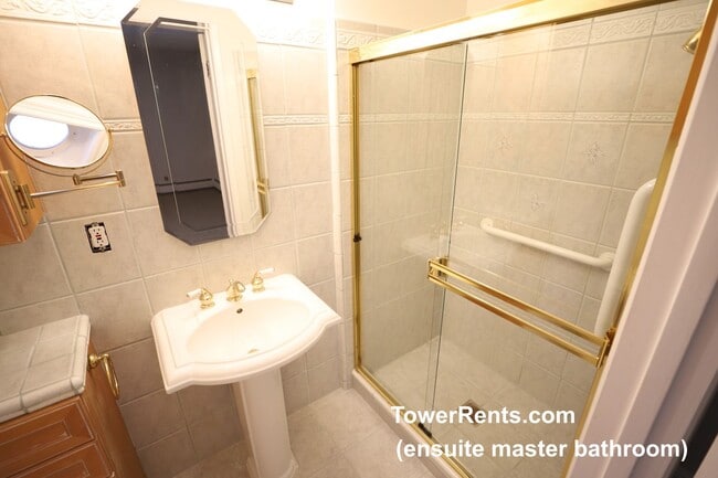 Building Photo - Santa Rosa: 3 bedroom, 2 1/2 bath Home wit...