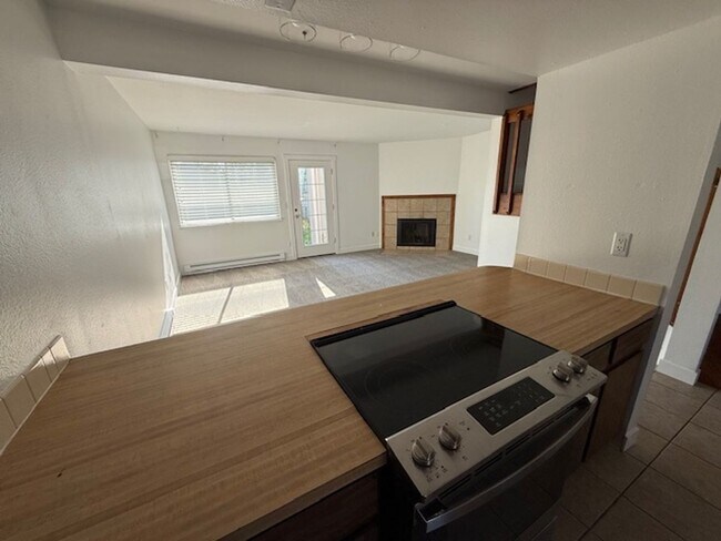 Building Photo - 3 Bedroom Townhome in FC!