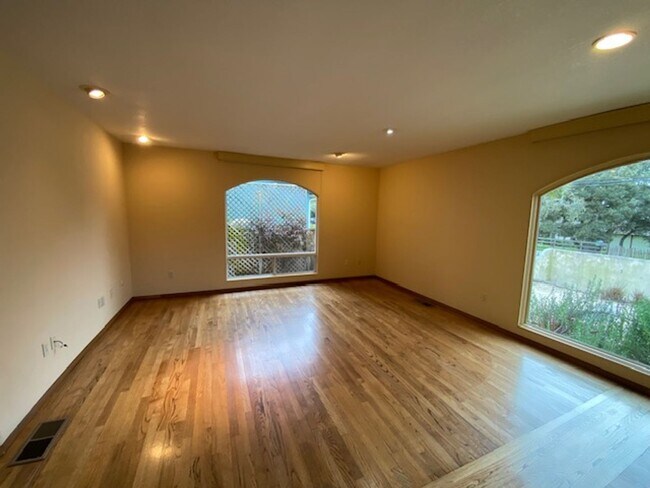 Building Photo - 835 17 Mile Dr