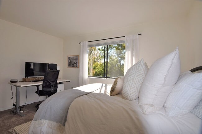 Building Photo - Beautiful 4bd/ 2.5 ba House