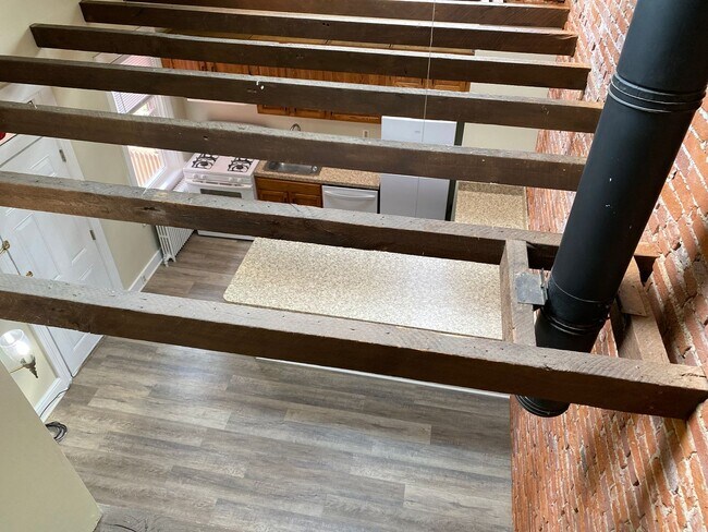 Building Photo - 612 E Chestnut St