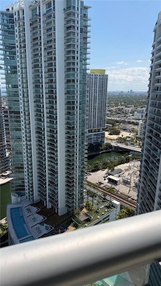 Building Photo - 350 S Miami Ave