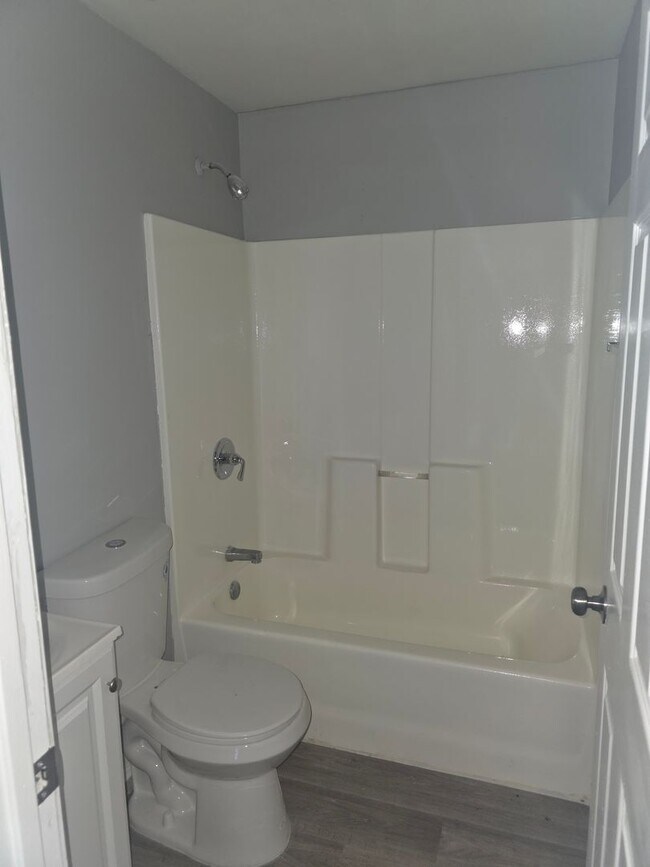 Building Photo - LIMITED TIME**NO APPLICATION FEE**1/2 OFF ...
