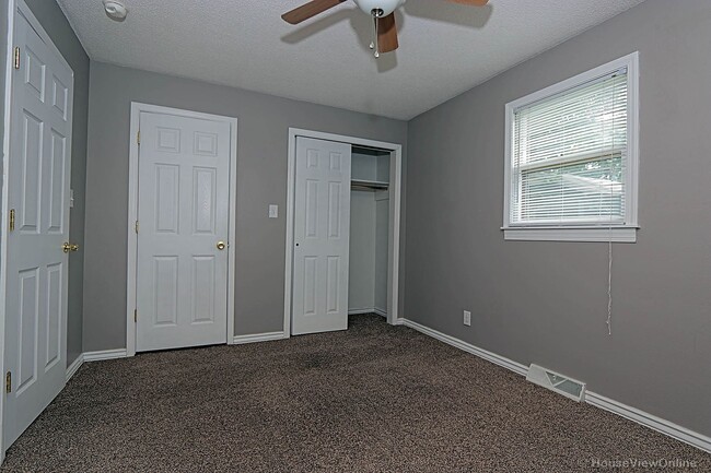 Building Photo - House Close To Campus!