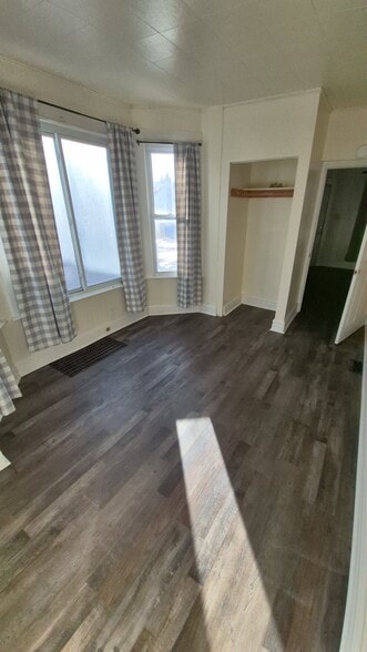 master bedroom - 4049 6th Ave