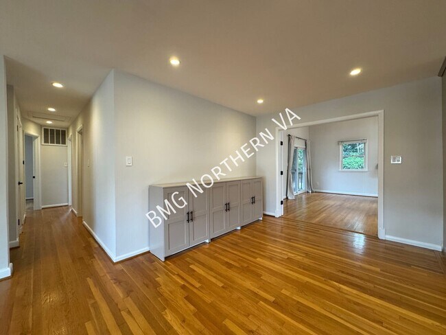 Building Photo - 1109 Hillcrest Dr SW