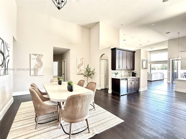 Building Photo - 400 Alexandra Cir