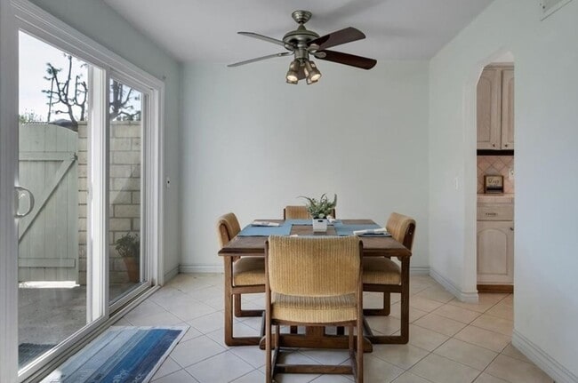 Building Photo - Beautiful 3 bed / 2.5 bath Townhome with Patio and 2 car garage in Huntington Beach
