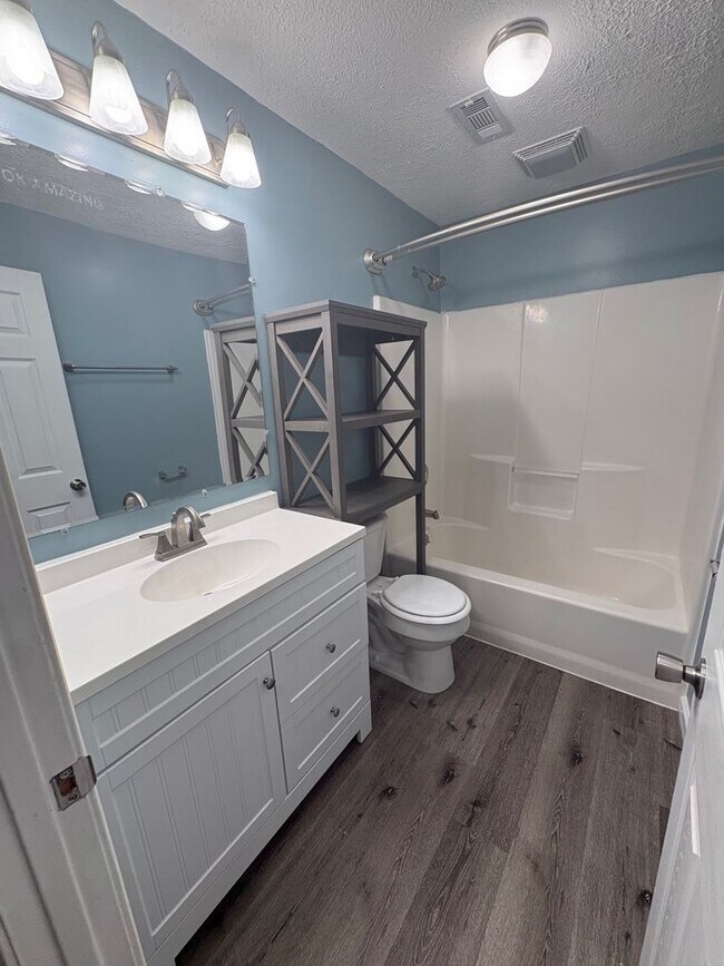 Building Photo - 5118 N Graybrooke Dr