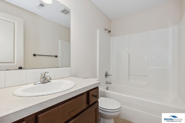 Building Photo - 4 bedroom 3 bath - Andover - ***Andover Sc...