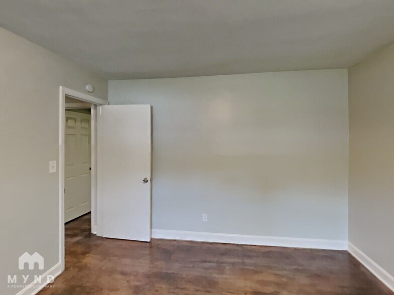 Building Photo - 5201 Pinebrook Dr