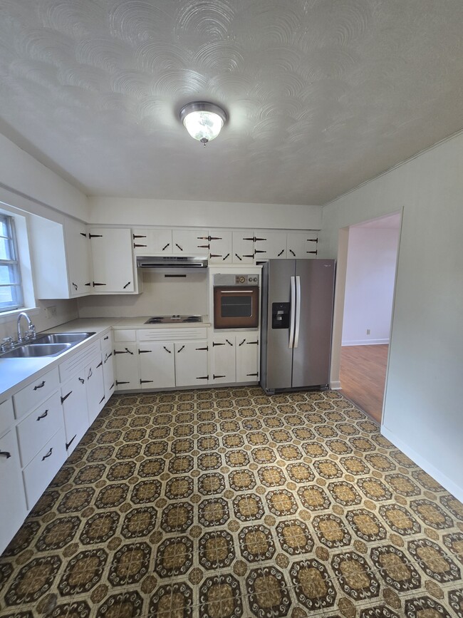 Building Photo - 1320 E Livingston St