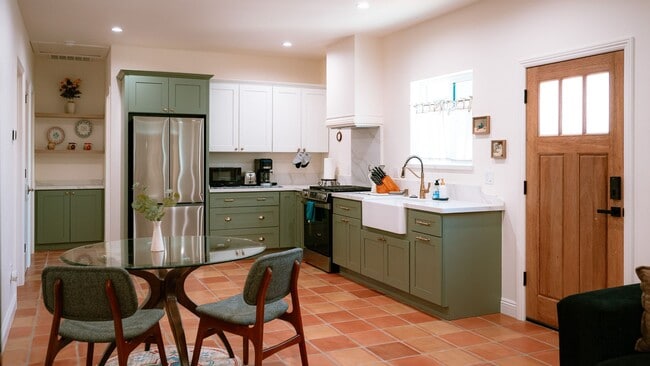 Building Photo - Contemporary New home in Monrovia