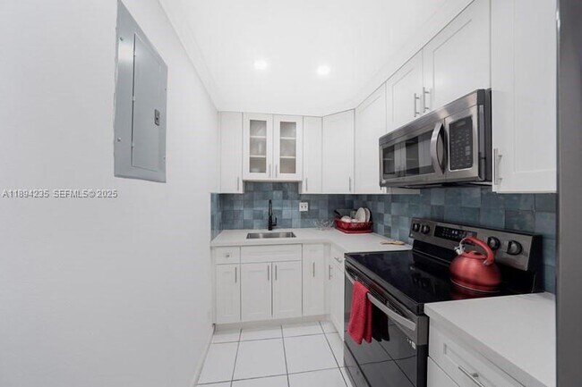 Building Photo - 3000 Riomar St