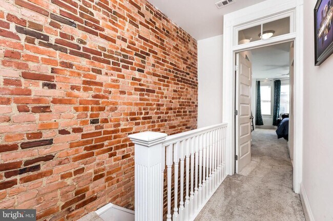 Building Photo - 613 S Linwood Ave