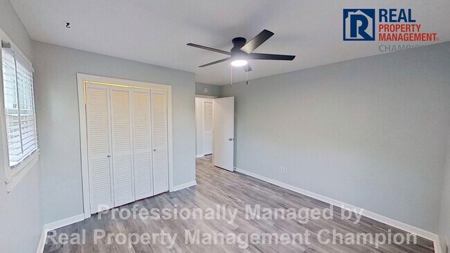 Building Photo - Updated 3 BD/2BA Home on Spacious Corner Lot