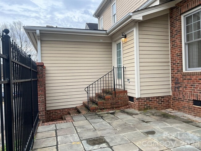 Building Photo - 711 E 9th St