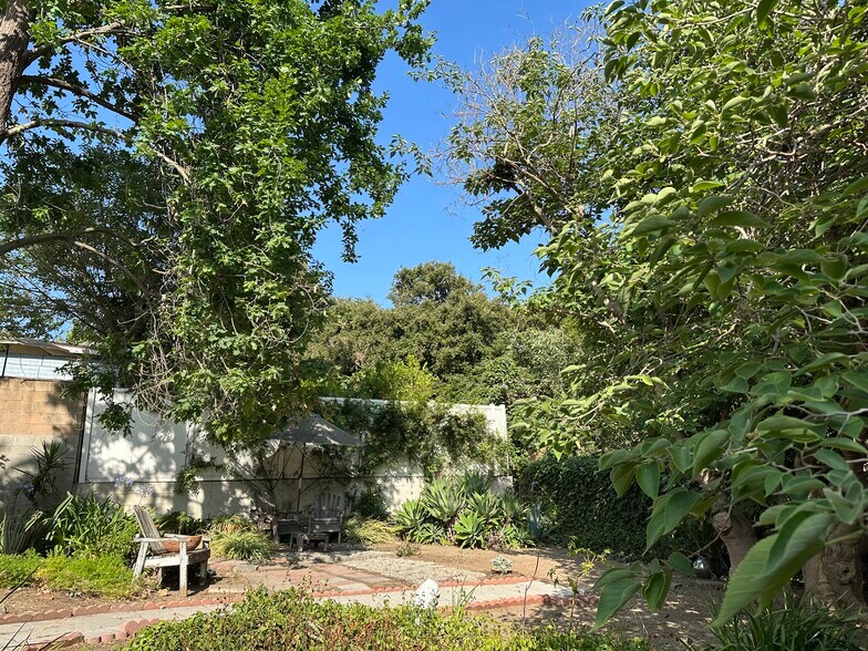 Building Photo - 4933 Aldama St