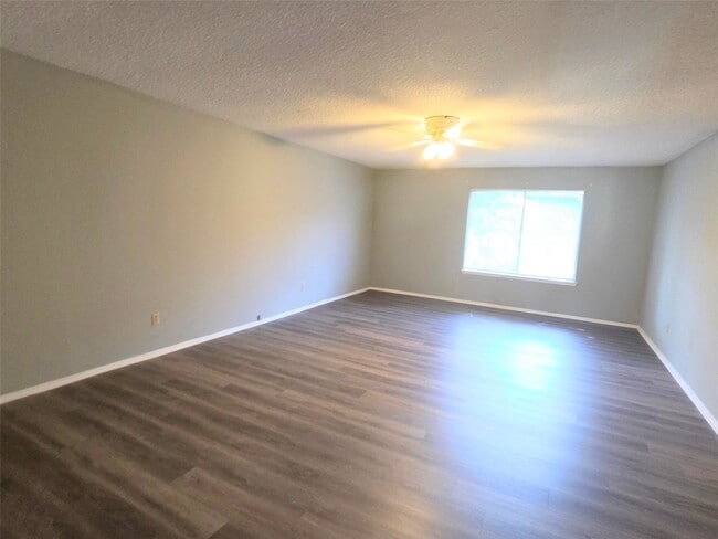 Building Photo - 10526 Chapel Hill Dr
