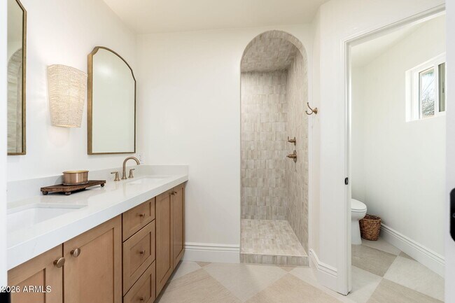 Building Photo - 4030 E Fairmount Ave