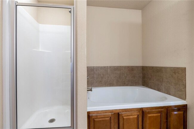 Building Photo - 5005 W Bay Ct