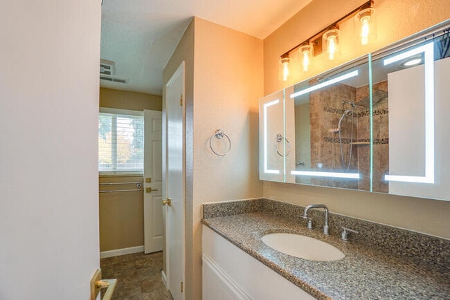 Building Photo - THREE BEDROOM HOUSE IN VANCOUVER