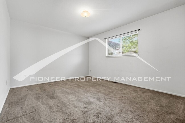 Building Photo - Charming 1/2 Duplex with Washer/Dryer!