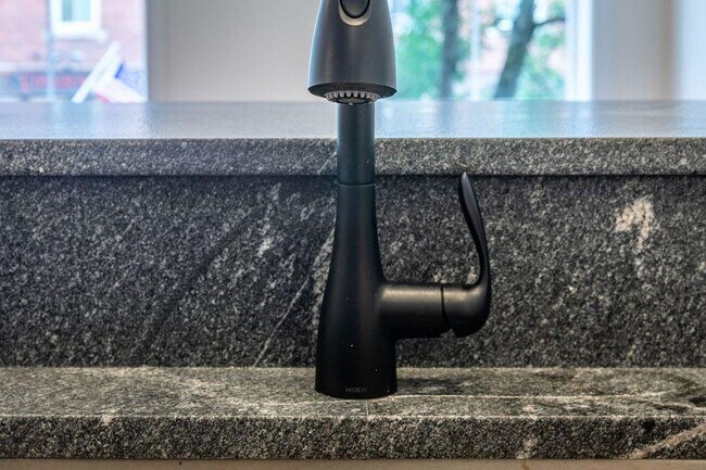 Building Photo - 21 Central St