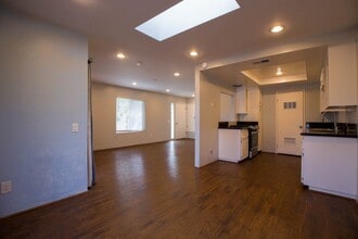 Building Photo - End Unit Townhome with Private Patio