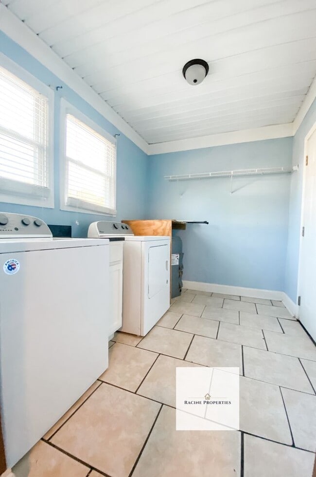 Building Photo - Cozy Two Bedroom Located Near Downtown Cli...