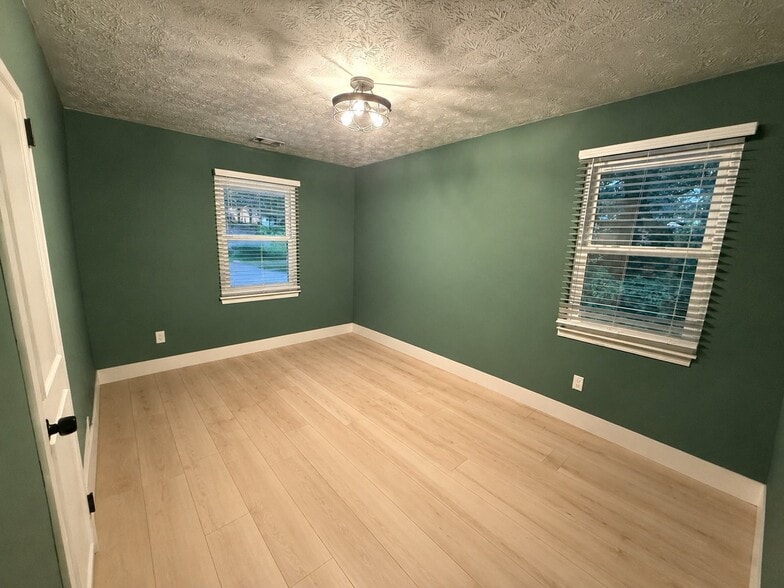 Building Photo - 2372 Lakewood Dr NW