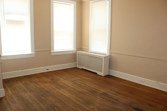 Building Photo - Spacious 2-Bedroom First Floor Apartment