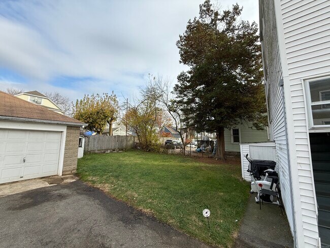 Building Photo - 174 Brentwood Ave