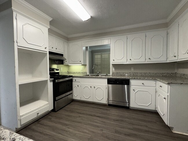 Building Photo - 827 Briarwood Dr