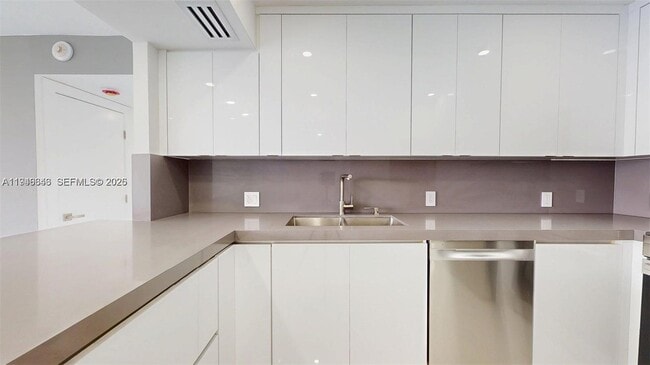 Building Photo - 3625 N Country Club Dr