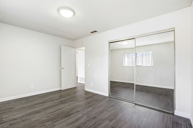 Building Photo - Beautiful 2 bedroom 1 Bath Unit