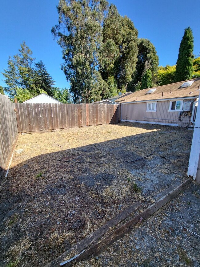 Building Photo - Dollhouse Style Home in El Sobrante