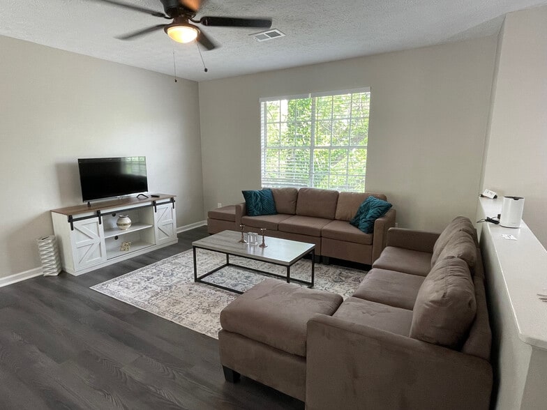Building Photo - Room in Single Family Home on Newberry Trail