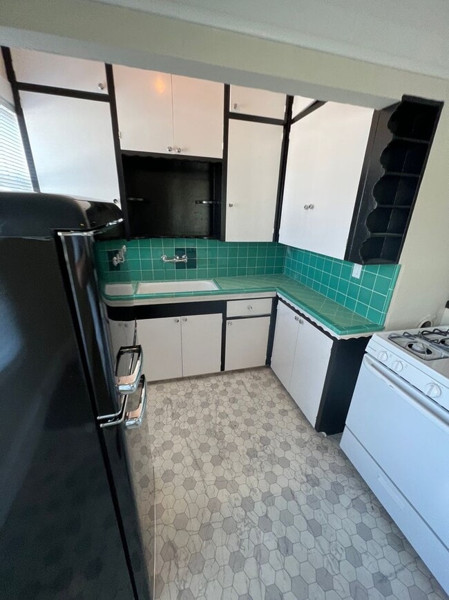 Building Photo - Vintage Upstairs Midtown Apartment
