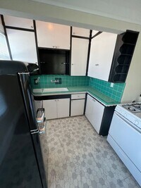 Building Photo - Vintage Upstairs Midtown Apartment