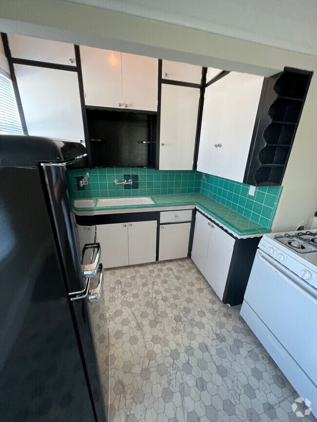 Building Photo - Vintage Upstairs Midtown Apartment