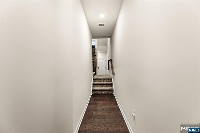 Building Photo - 56 Arnold Dr