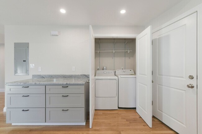 Building Photo - Renovated 4 bed 2 bath in Brighton!!!