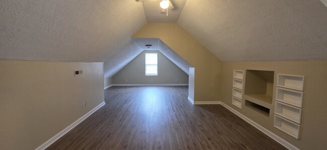 Building Photo - 2902 Meadowhill Dr