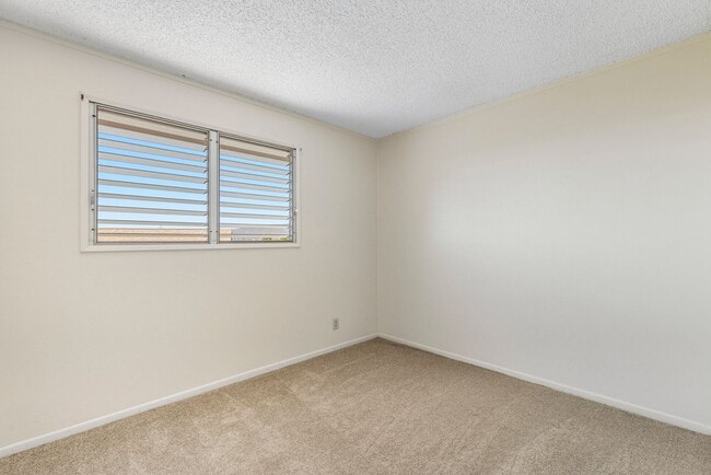 Building Photo - Waiau Gardens Kai Townhouse with 3 bedrooms / 1.5 bathrooms / 2 assigned parking stalls