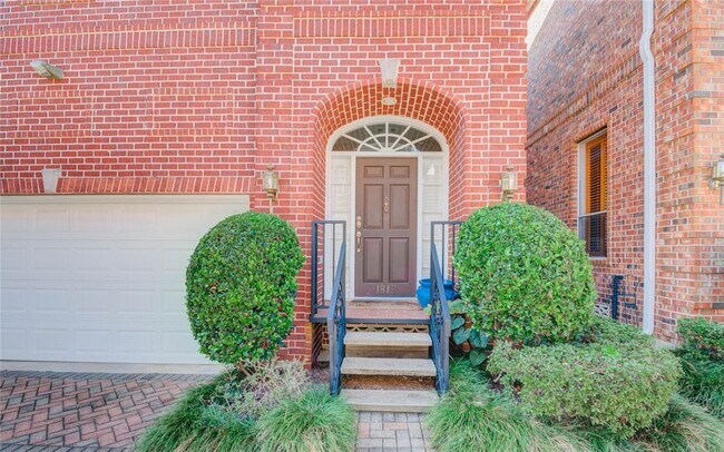 Building Photo - 1812 Staffordshire Crescent