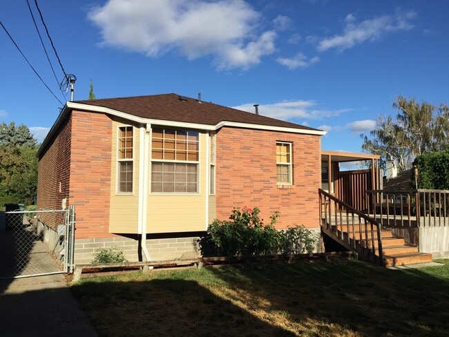 Building Photo - Darling Home in Historic Yakima Neighborhood