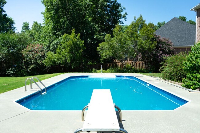 Building Photo - 724 Avrett Cir