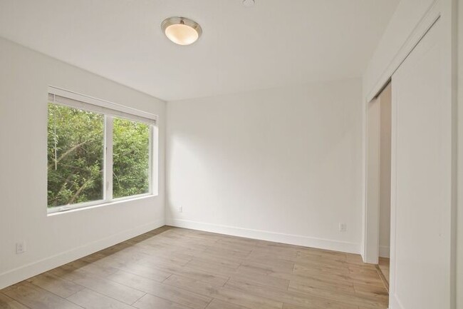 Building Photo - Sunnyside 12 Apartments Available! 1 bed, ...